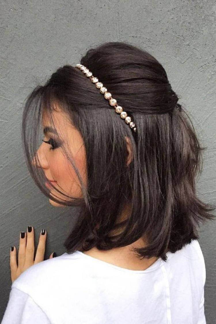 Mulher de pele usando cabelo curto com tiara
