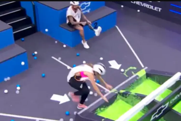 participante do BBB 24 Vinícius Rodrigues retira prótese durante a Prova do Líder antes de entrar em piscina de gosma verde