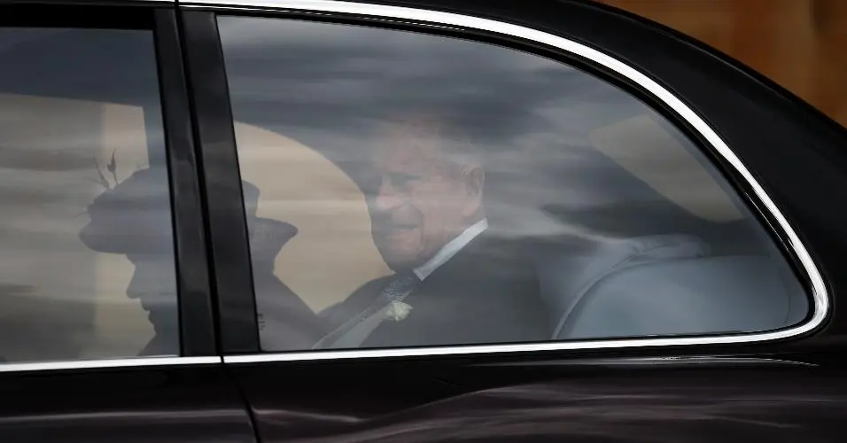 Casal dentro do carro.