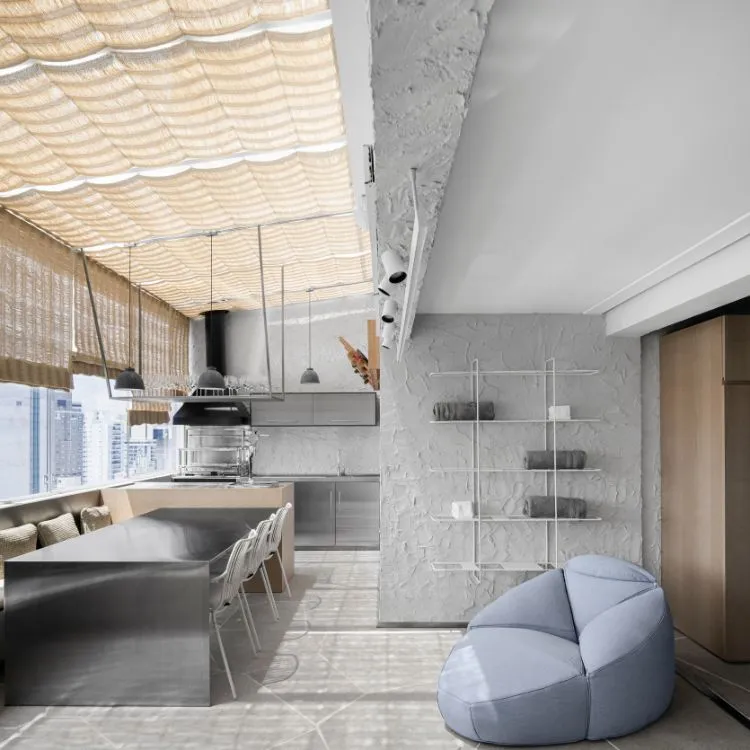 Foto de área de lazer de duplex, com jacuzzi, mesa de jantar e churrasqueira
