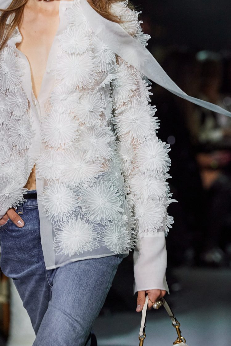 Desfile Valentino Milano Unica, camisa branca com aplicação de flores brancas 