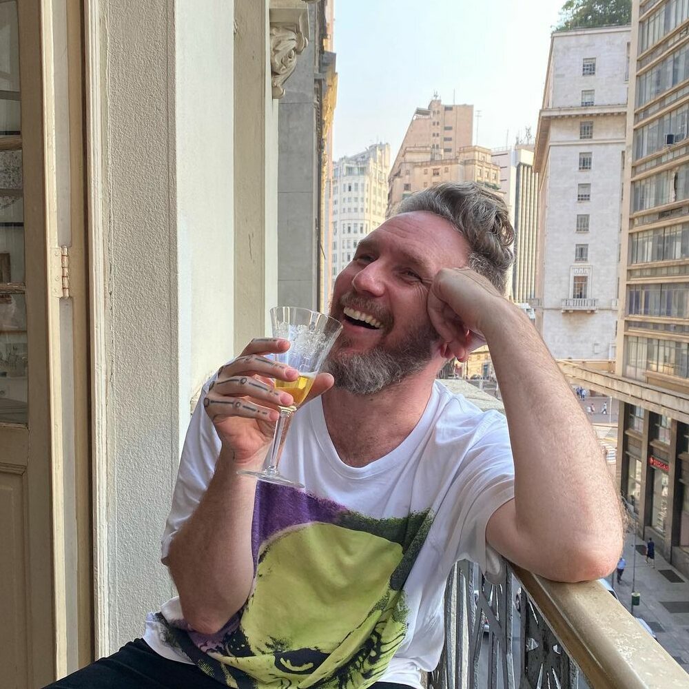 Alexandre Herchcovitch em sacada de hotel
