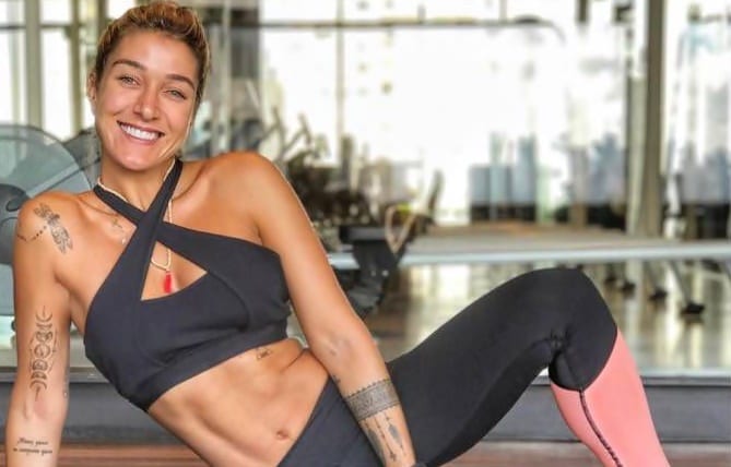 Gabriela Pugliesi posando para foto na academia