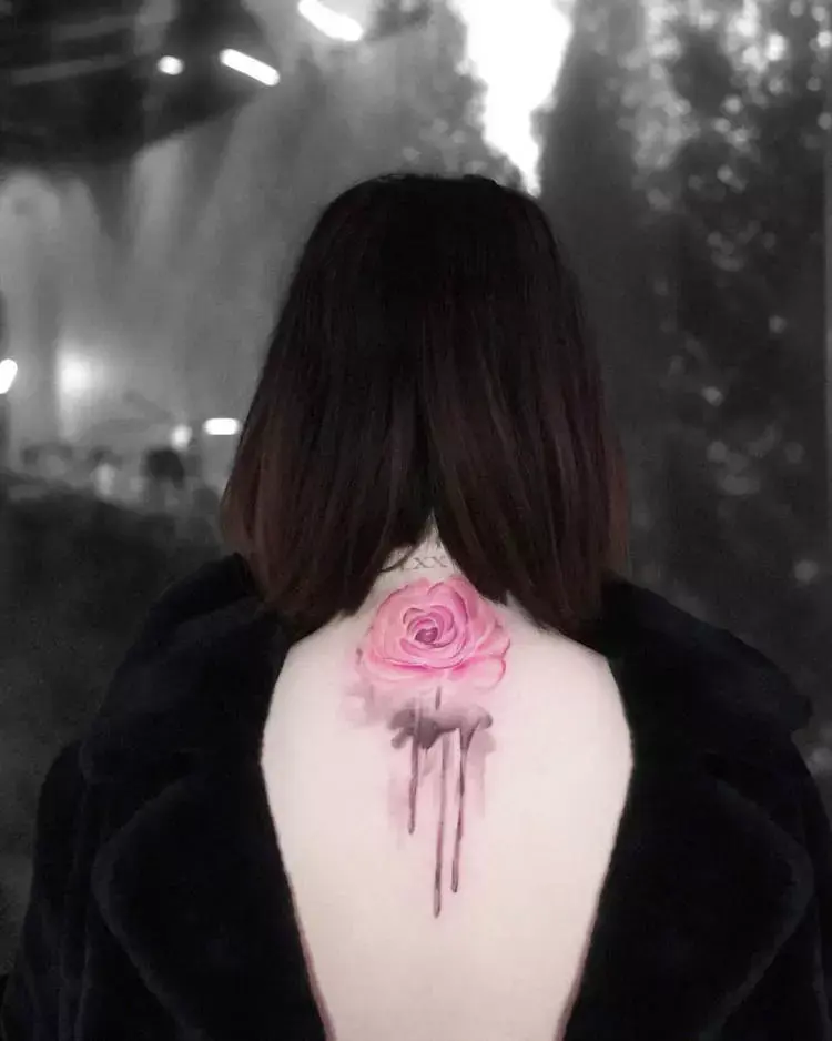 Foto da tatuagem de flor de Selena Gomez