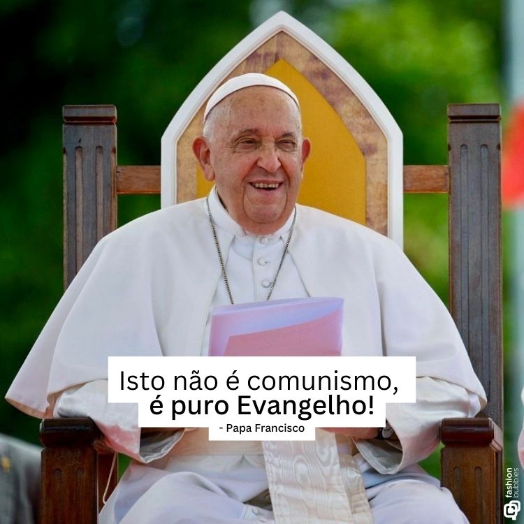 O Papa Francisco está sentado em uma cadeira cerimonial, vestindo suas tradicionais vestes brancas, com um semblante sorridente. Em destaque, a frase: “Isto não é comunismo, é puro Evangelho!” aparece sobreposta na imagem, com fundo verde desfocado.