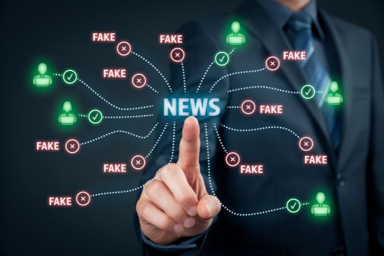 Homem apontando o dedo para escrito NEWS, com diversos outros escritos Fake em vermelho e V de verificado em verde