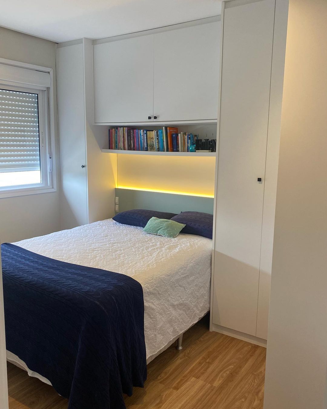 Armário planejado em volta da cama.