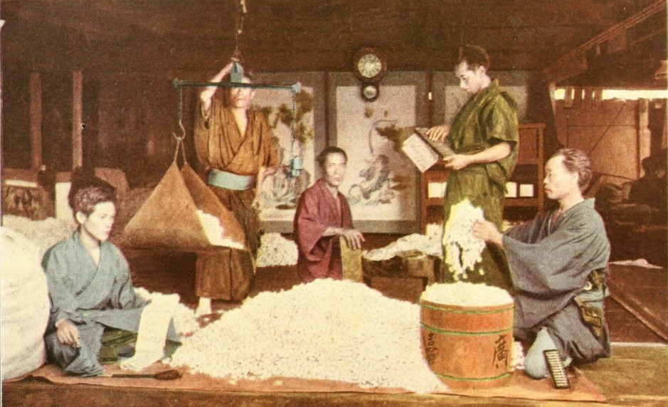Homens a pesar os casulos de seda, 1911. 