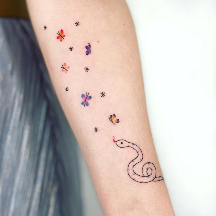 Tatuagem colorida de cobra com borboletas no braço