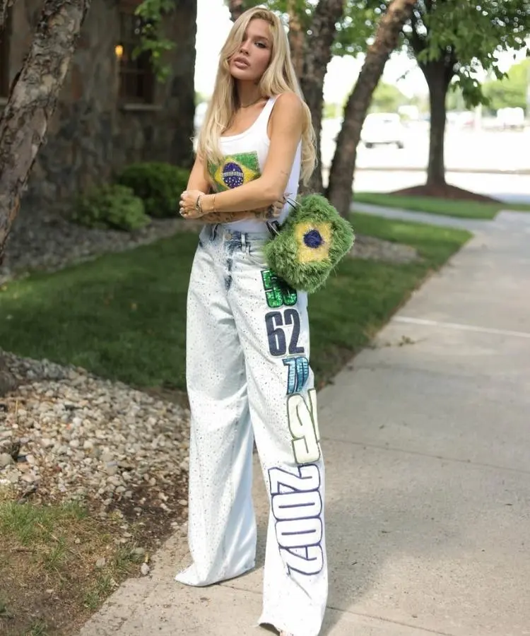 Karoline Lima usando look para a Copa do Mundo 2026 com roupa branca