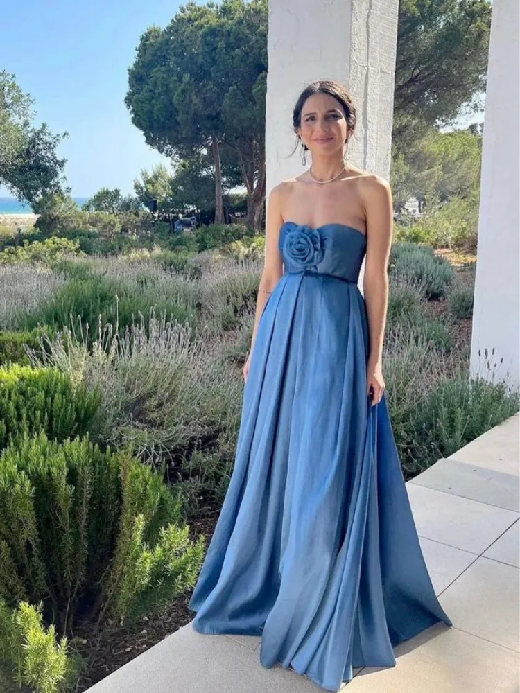 Mulher usando vestido longo azul para casamento