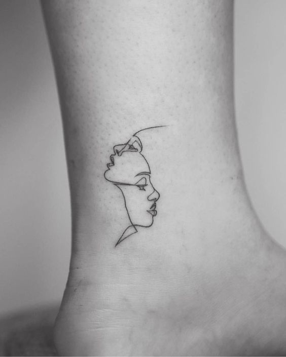 Tatuagem signo de gêmeos pequena no pé