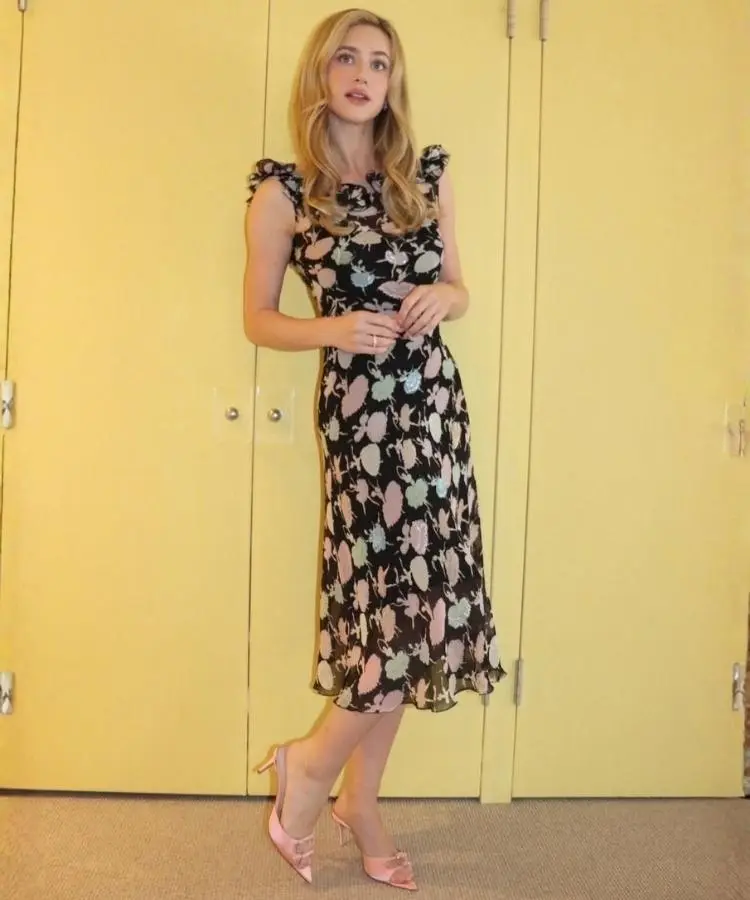 Vestido preto vintage Bluemarine, um dos looks de Lili Reinhart para divulgar o filme A Hipótese do Amor