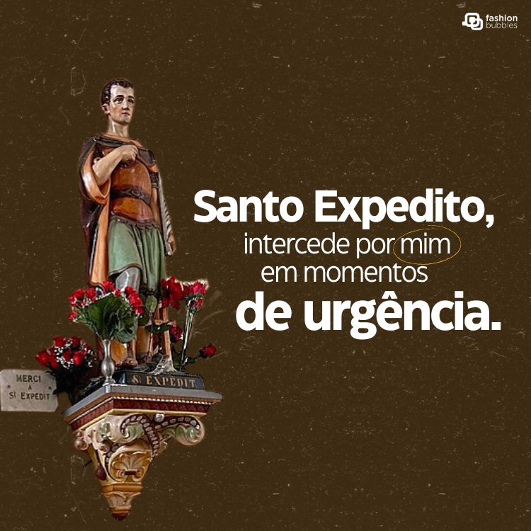 Estátua de Santo Expedito com túnica verde e capa vermelha, segurando uma cruz. Na base, decoração com flores vermelhas e uma placa escrita "Merci à S. Expedít". Texto ao lado: "Santo Expedito, intercede por mim em momentos de urgência."