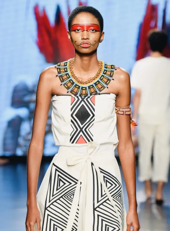 Vestido com grafismo indígena