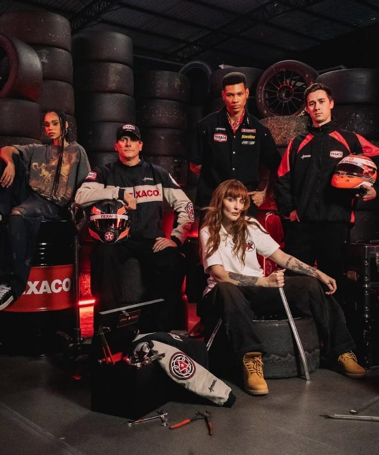 Cinco modelos com roupas de modelagem oversized da Approve em tons de preto, vermelho e branco