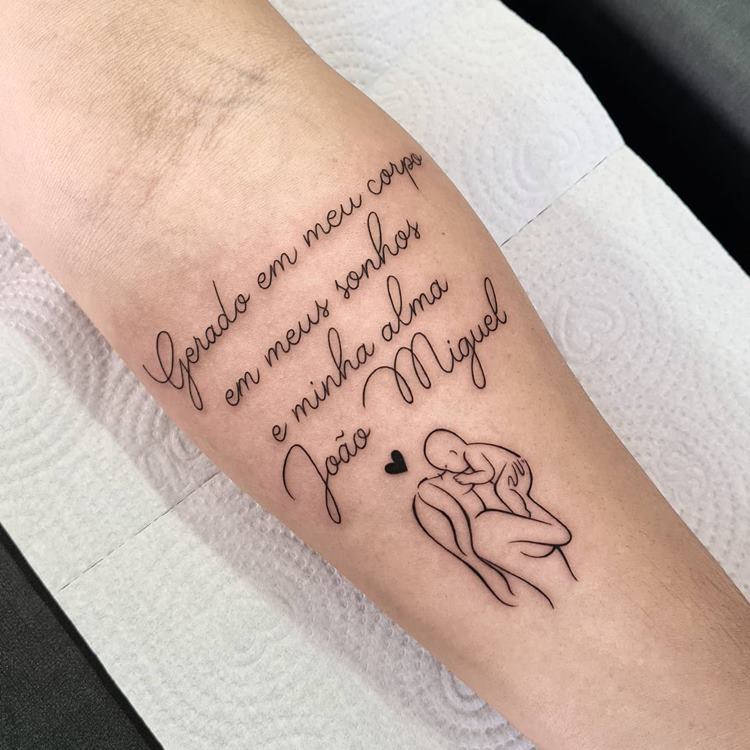 Tatuagem de frase para filho com desenho de mãe beijando rosto do bebê