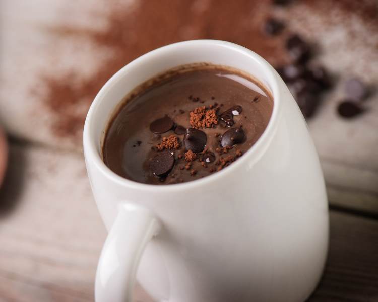 Caneca com chocolate quente