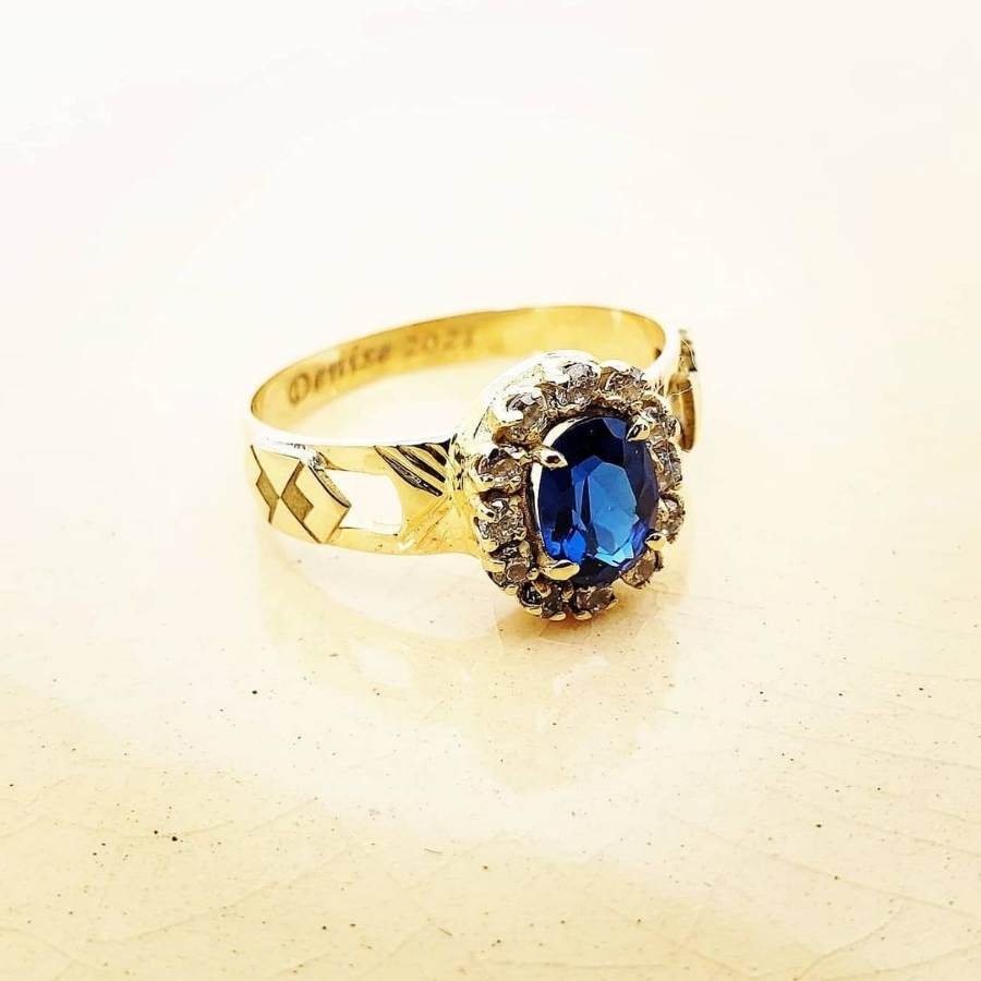Anel de formatura Administração com pedra safira azul.