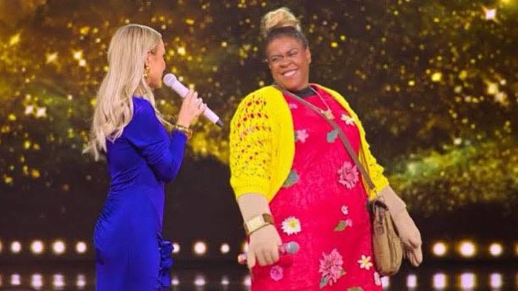 Cacau Protásio era a famosa que cantou fantasiada de Dona Lurdes, de Amor de Mãe no The Masked Brasil 5.