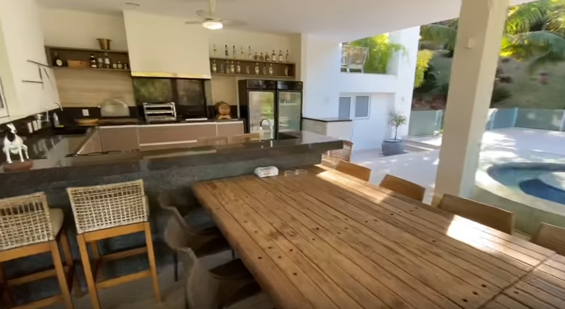 Bar da mansão da mansão da dupla Maiara e Maraisa
