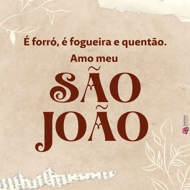 Imagem com fundo texturizado bege, ornado por ilustrações de galhos brancos estilizados e detalhes de recortes de papel na base. No centro, frase destacada em letras marrons: “É forró, é fogueira e quentão. Amo meu São João.”
