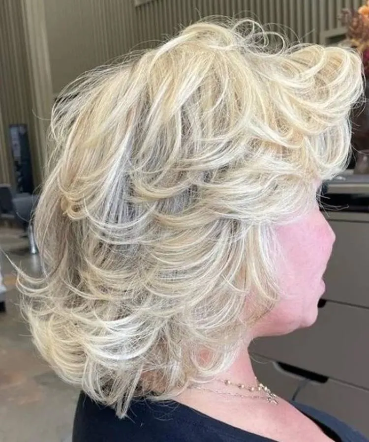 Corte repicado médio liso escovado platinado com franja lateral