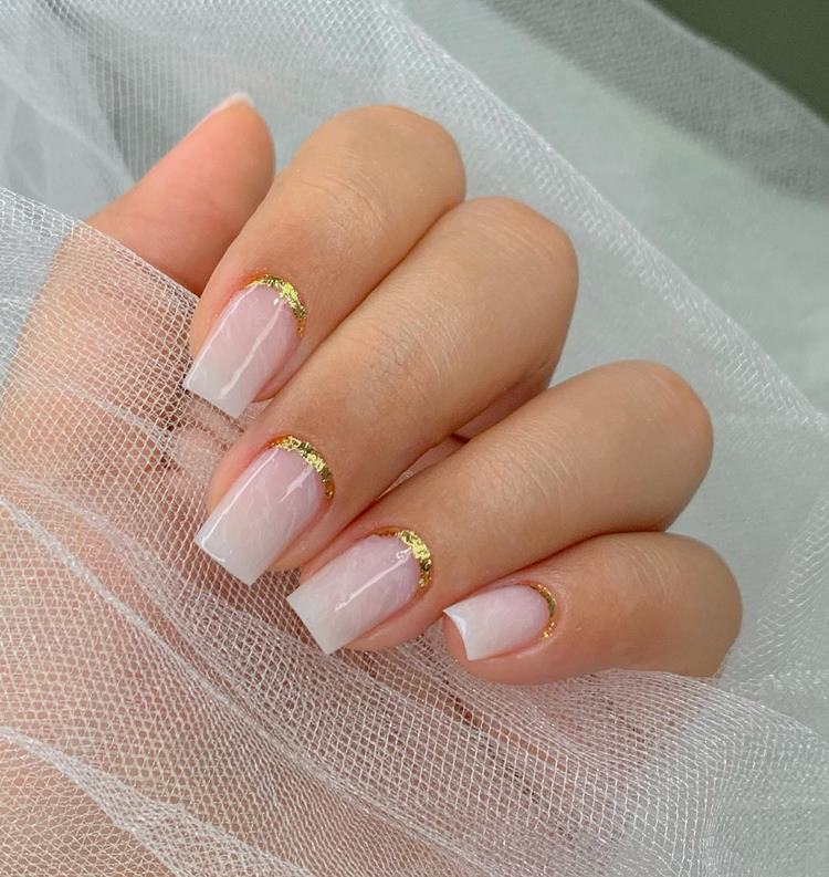 Unhas em gel brancas com glitter dourado (tamanho: médio. Formato: quadrada) 