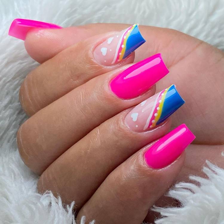Mão com unhas arco-íris LGBTQIA+: Polegar: pink Indicador: Médio: pink Anelar: Mínimo pink