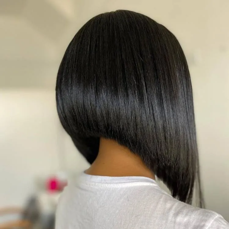 Mulher de pele morena com cabelo preto em chanel de bico acentuado