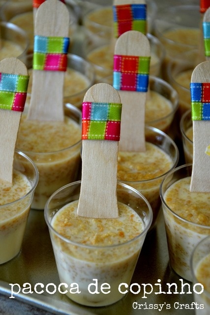 doce paçoca no copinho com colherzinha de madeira decorada com fita de cetim colorida