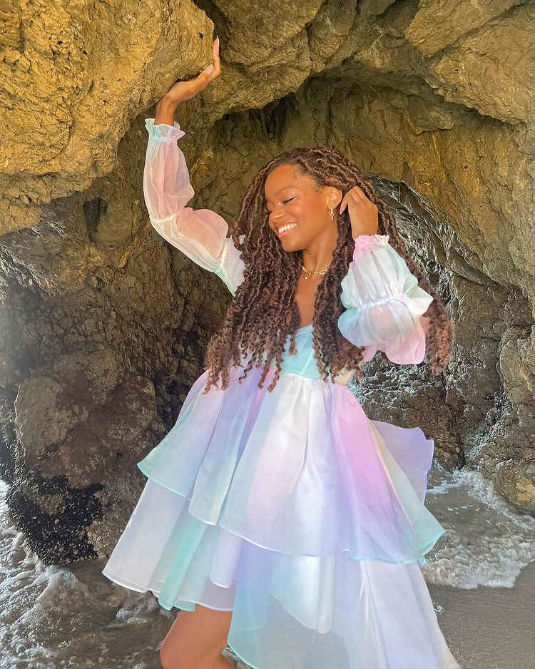 menina com vestido holográfico