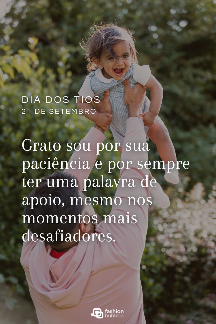 A imagem mostra um adulto com os braços erguidos, segurando uma criança pequena que sorri e está com as pernas para cima, ambos ao ar livre com folhagens verdes ao fundo. O texto na imagem celebra o "Dia dos Tios" e expressa gratidão pela paciência e apoio.








