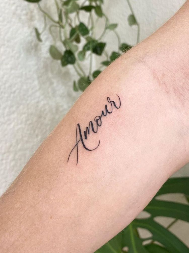 tatuagem com a palavra "amour".