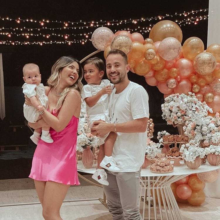 Everton Ribeiro, jogador, sua esposa e filhos em festa de fim de ano. Foto de Everton Ribeiro, sua esposa e filhos - Decoração de fim de ano dos famosos.