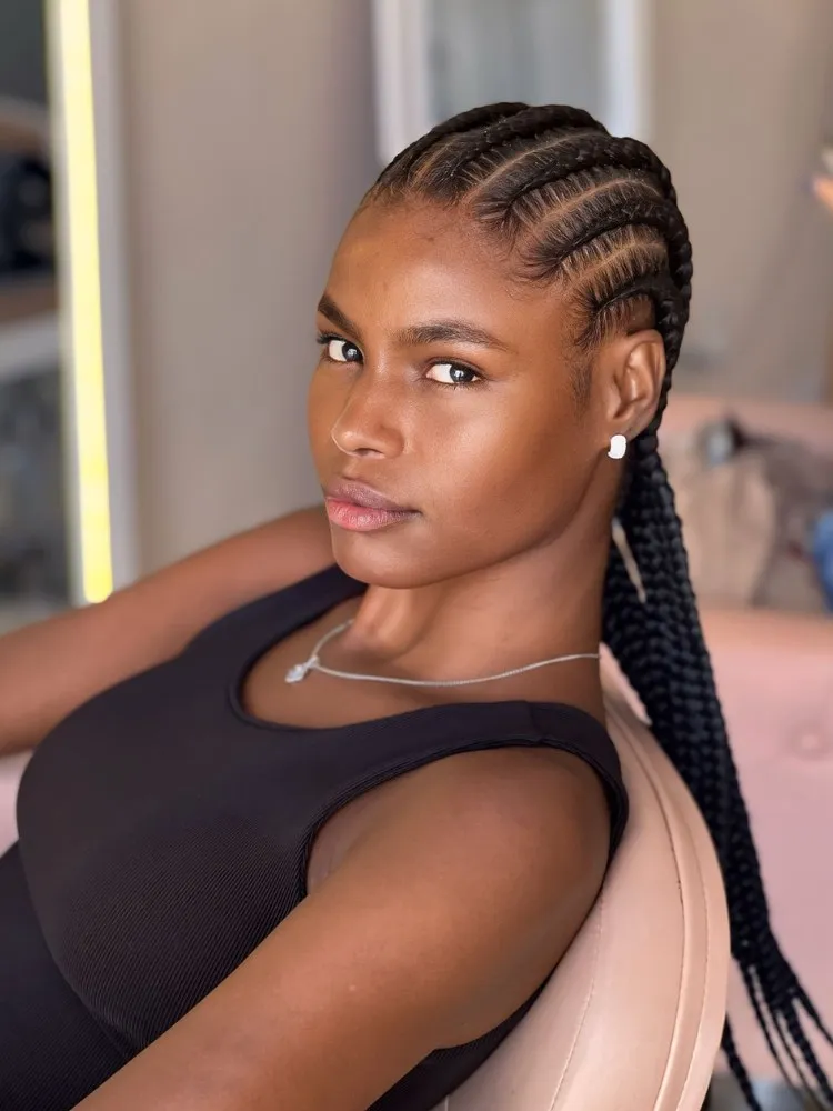 Mulher de pele negra de tranças nagô
