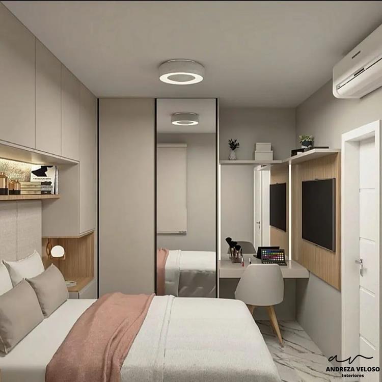 Foto de quarto em tons de cinza com cama de casal, armários suspensos, espelho, TV na parede e penteadeira