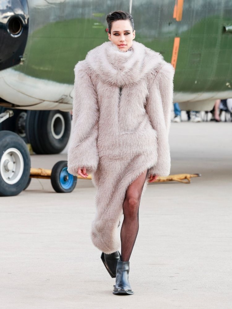 Foto de modelo usando casaco de peles bege em desfile da FORCA Studio no SPFW N60 no Campo de Marte