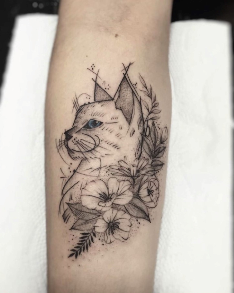 tatuagem feminina no braço/ gatos