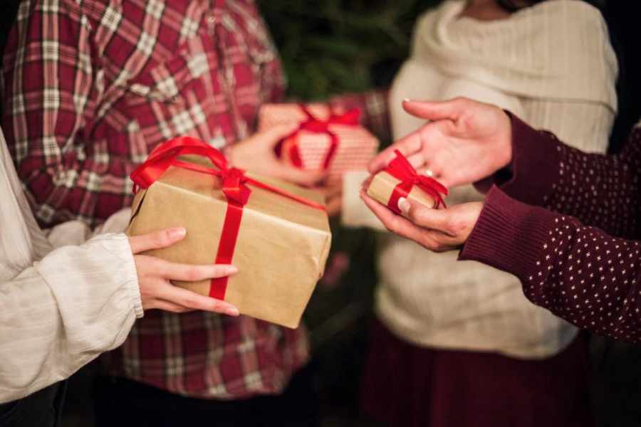 Foto de pessoas com presentes nas mãos