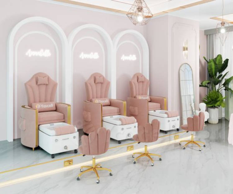 Salão de beleza com massageador para os pés.