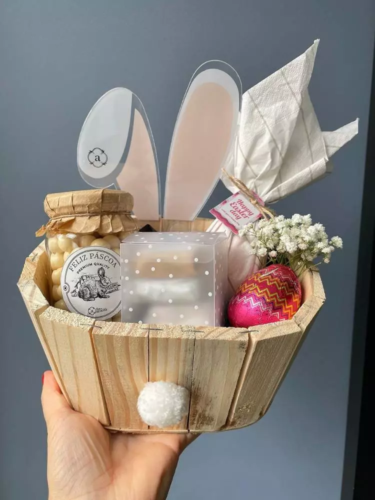 Cesta de madeira de Páscoa com orelhas de coelho pote de doces, flores e ovo de Páscoa
