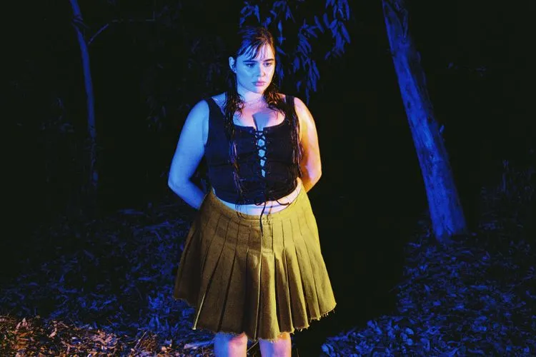 Barbie Ferreira posa com um corset preto e uma saia amarela