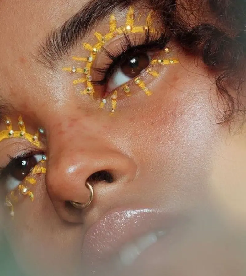 Maquiagem de sol para o carnaval 2024 com strass