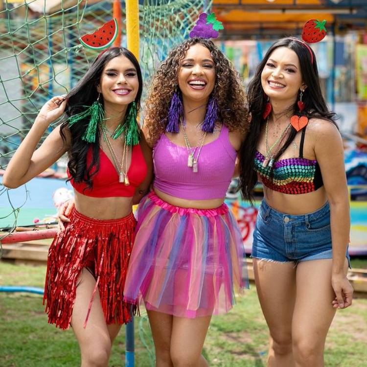 Trio de amigas com fantasias de melancia, uva e morango.