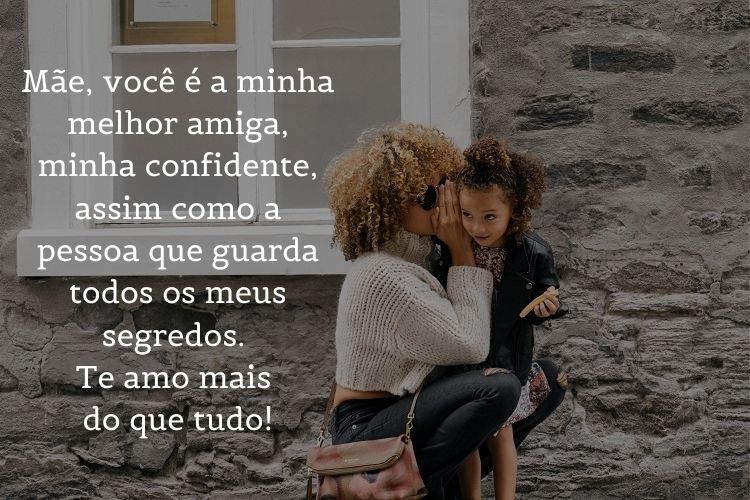 Foto de mulher de pele negra cochichando no ouvido de criança de pele negra e frase "Mãe, você é a minha melhor amiga, minha confidente, assim como a pessoa que guarda todos os meus segredos. Te amo mais do que tudo!"