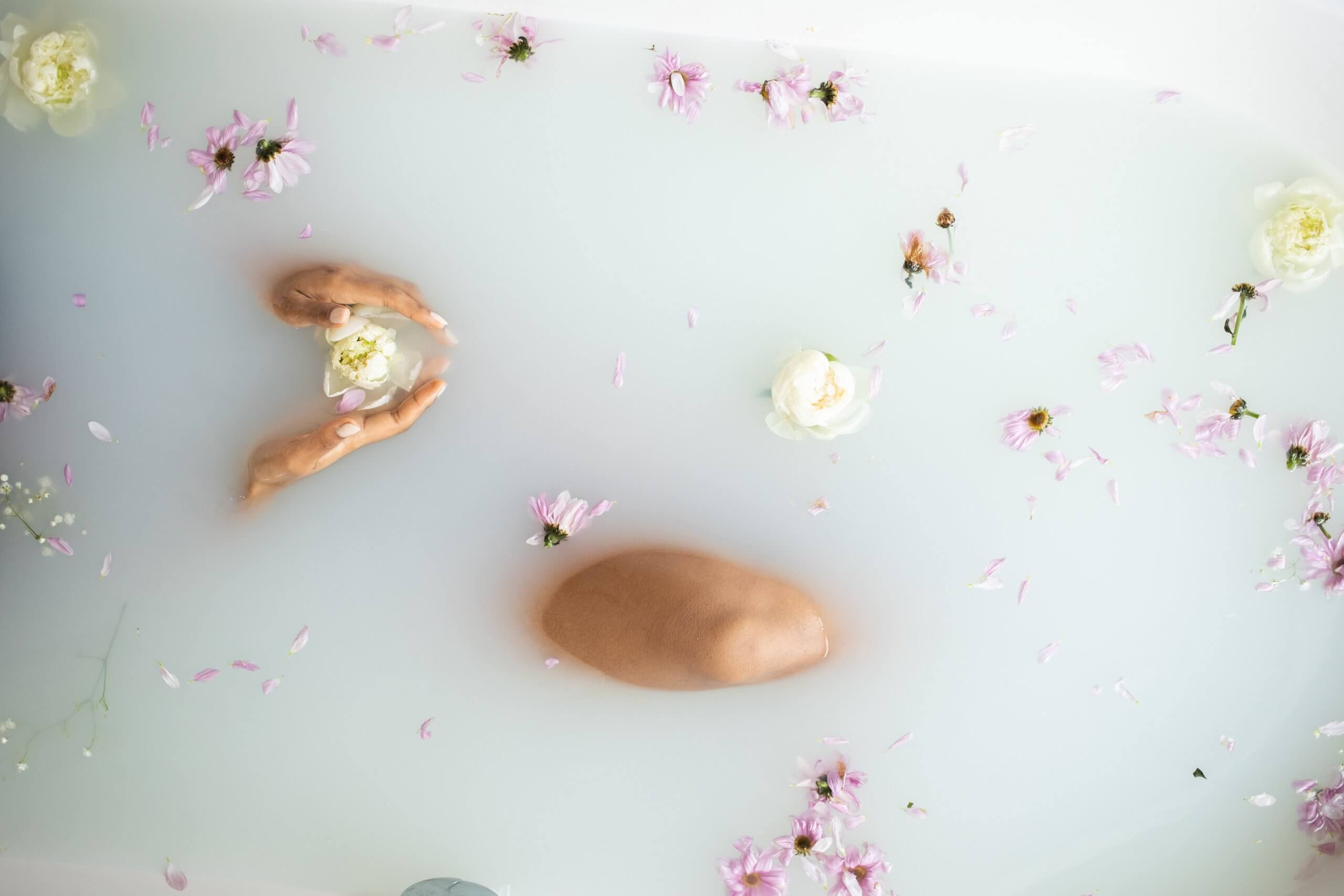 mulher em uma banheira com rosas brancas e cor-de-rosa mulher tomando banho de banheira com rosas brancas e margaridas cor-de-rosa