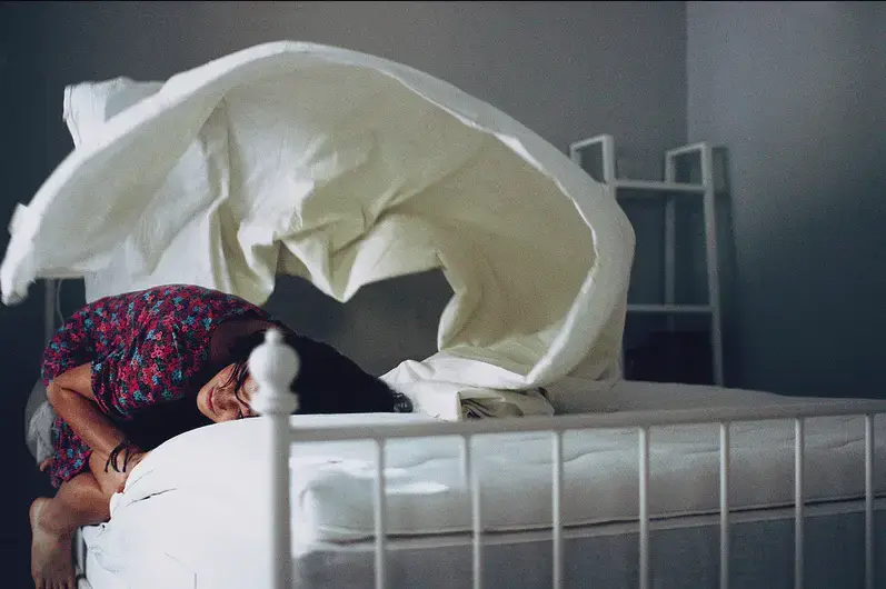 Foto de menina deitada na cama