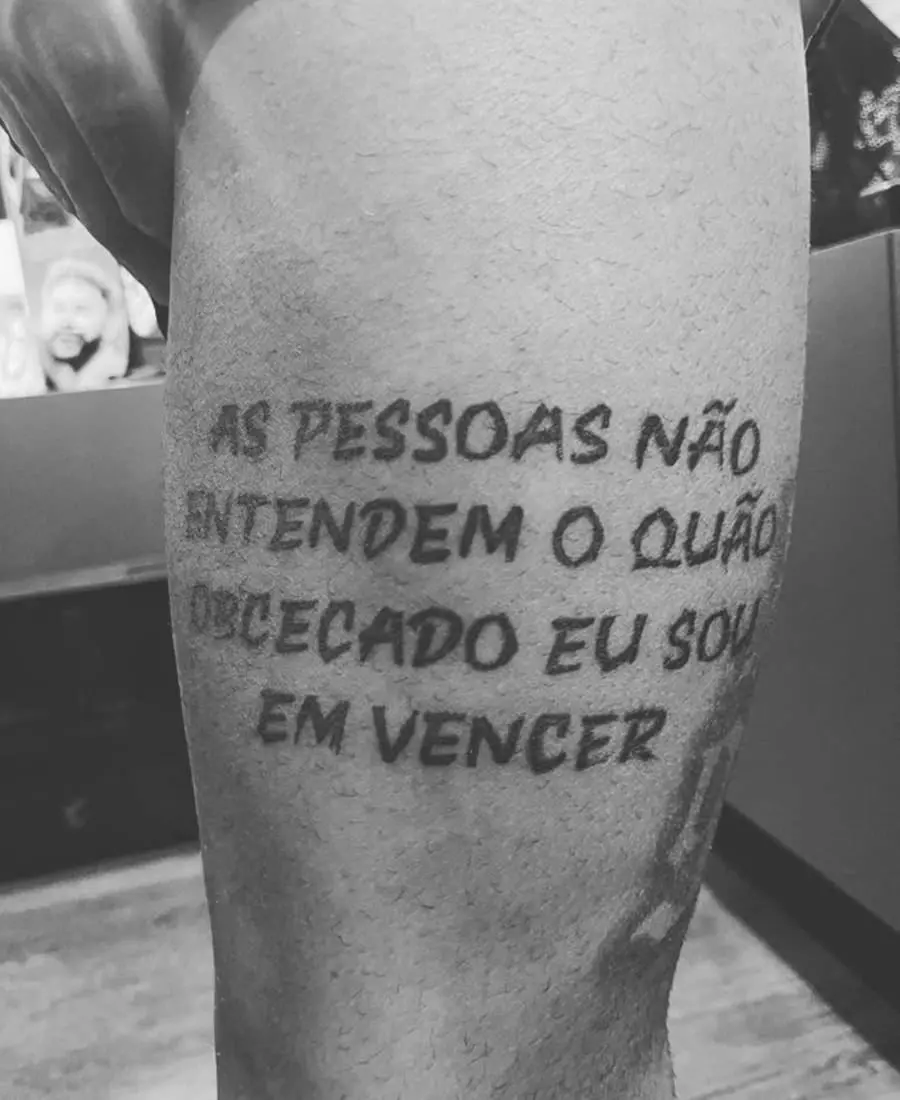 Foto da perna de Neymar com a tatuagem homenagem a Kobe Bryant
