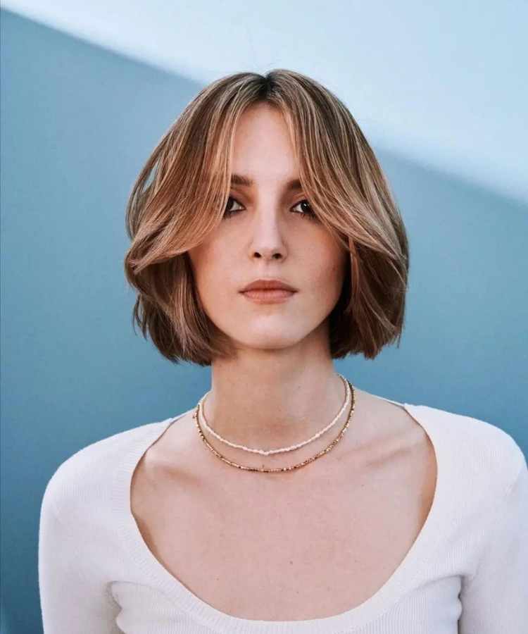 Tendência de cortes blunt bob com leves ondas e franja curtain bangs.